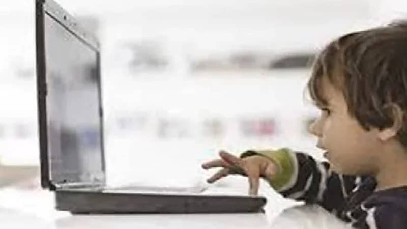 أب يشتري جهاز تشويش ويقطع الإنترنت عن بلدة كاملة بسبب أطفاله