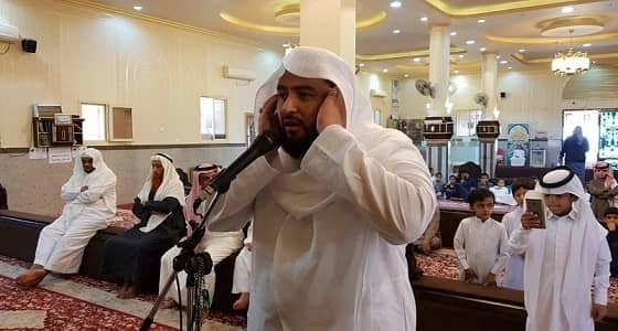 بالصور..إمام الحرم المكي يؤم المصلين في الحد الجنوبي