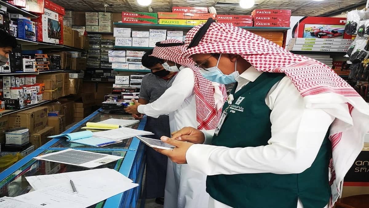 546 غرامة خلال 4.700 جولة رقابية على محلات ومنافذ بيع مخالفة بالمدينة