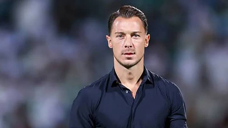 يايسله يجدد عقده مع الأهلي لموسمين