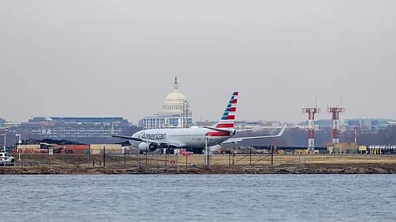 اصطدام مروحية عسكرية بطائرة إقليمية في مطار DCA بـ واشنطن .. فيديو