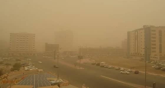 أتربة تتسبب في شبه انعدام للرؤية بالمنطقة الشرقية