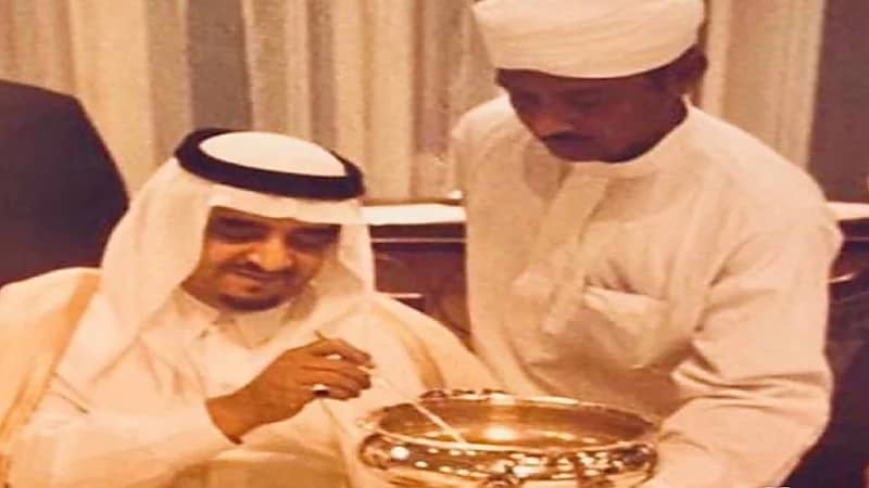 صورة عفوية للملك فهد وهو يتناول الحساء