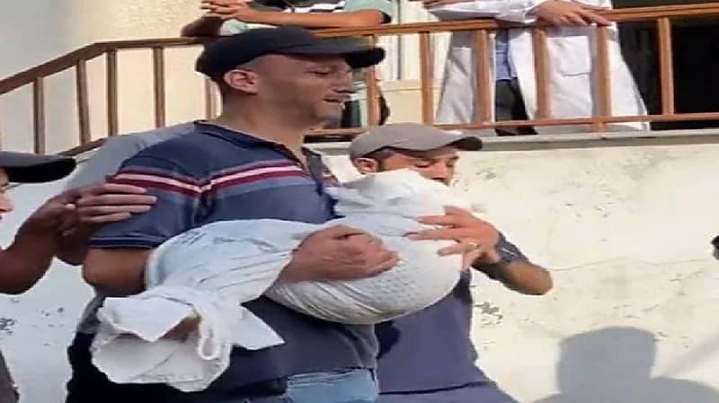 فيديو مؤثر لفلسطيني يحمل جثة طفلته التي قتلت في قصف غزة