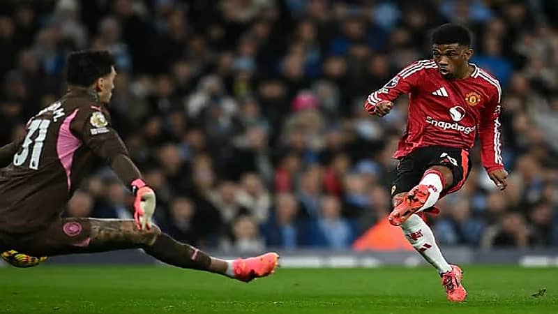 نجم مانشستر يونايتد يخطف الأنظار وهو يتلو القرآن .. فيديو