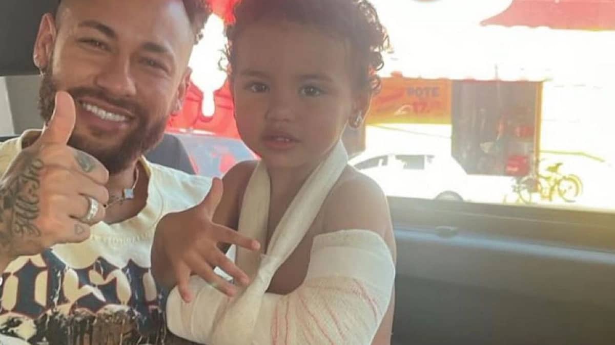 نيمار في أول ظهور له رفقة ابنته بعد نقلها إلى المستشفى: بكت كثيرًا