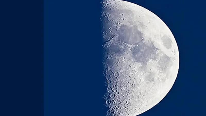 فلكية جدة: رصد القمر في طور التربيع الأول في سماء العالم العربي اليوم