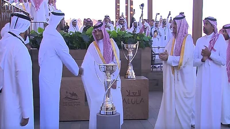 نيابة عن ولي العهد.. وزير الداخلية يتوّج الفائزين بكأس العلا للهجن