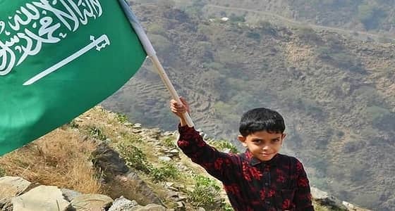 صورة معبرة.. الفخر والانتماء بالوطن من أعلى تلال هروب في جازان
