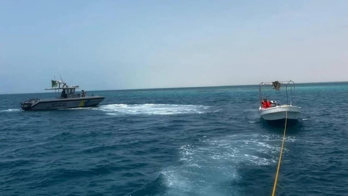 إنقاذ مواطن تعطلت واسطته البحرية في عرض البحر