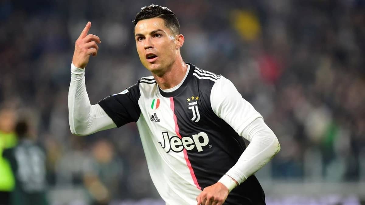 رونالدو ينشر صورة لإبنتيه ويعلق: بنات أبيهما