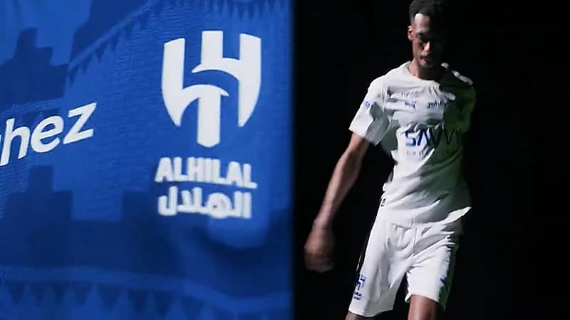 الهلال يعلن عن قميصه الرسمي للموسم الرياضي المقبل .. فيديو