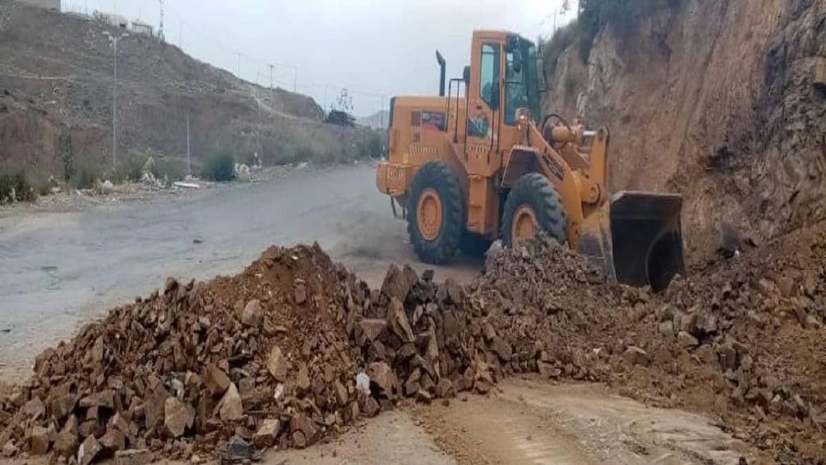 بالفيديو.. سائح قصيمي في عسير يقوم بعدة إصلاحات وبلدية عسير تتجاوب