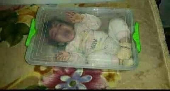 بالصور.. سيدة تحبس رضيعها داخل علبة بلاستيكية لتوقفه عن البكاء