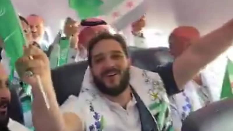 ارفع راسك فوق انت سوري حر.. أهازيج السوريين على متن طائرة ناس ..فيديو