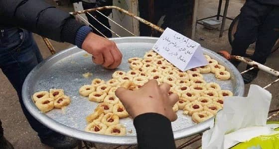 بالفيديو والصور.. سوريون يوزعون الحلوى احتفالا بمقتل «سليماني»