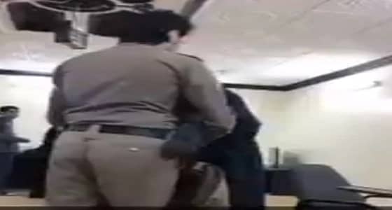 بالفيديو.. رجل أمن يخلع معطفه ويعطيه لمسن أحس بالبرد