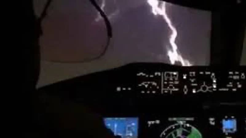 صاعقة برق تضرب طائرة بعد هبوطها في أمريكا .. فيديو