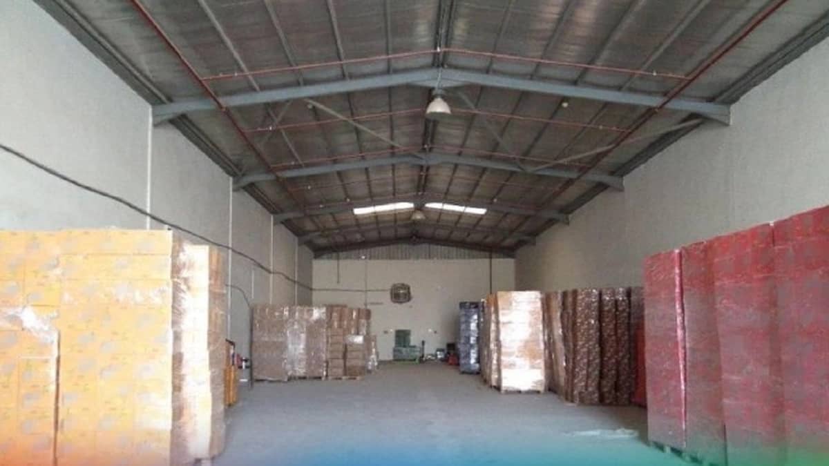 ضبط 2.3 طن أغذية فاسدة قبل توزيعها بأسواق الرياض