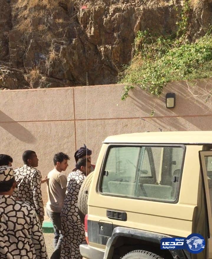 بالفيديو..ضبط متسللين من الجنسية اليمنية بجازان