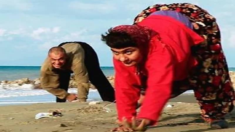 بالصور.. عائلة تسير على أطرافها الأربعة وتحير العلماء