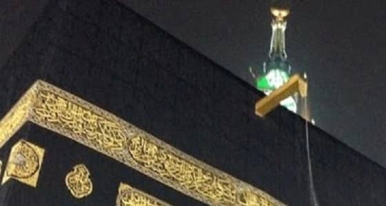 بالفيديو.. تعرف على " ميزاب الكعبة " ومن صنعه واسم الملك الذي كتب عليه