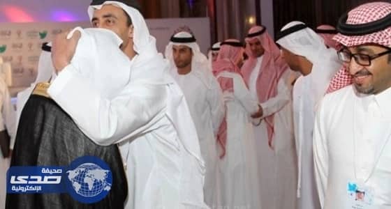 بن زايد يقبل رأس المغامسي ويطالب بتجريم المحتوى المتطرف عبر وسائل التواصل