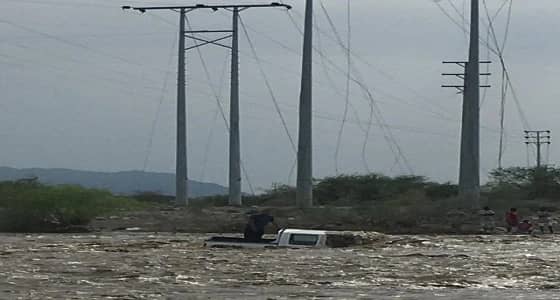 بالفيديو.. إنقاذ مقيم قبل جرف السيول له في أضم
