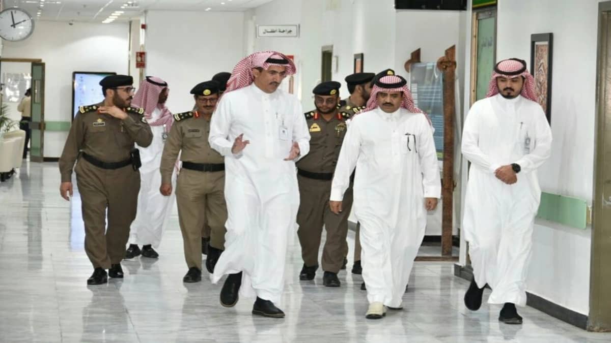 مدير شرطة حائل يطمئن على صحة رجل أمن دهس بنقطة أمنية 