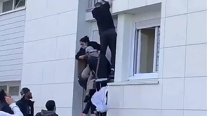 بالفيديو.. رضيع ينجو من الموت بعد إندلاع حريق وسقوطه من الدور الثالث