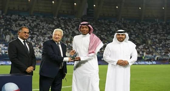 بالفيديو.. لحظة تكريم 5 نجوم مصرية وسعودية بين شوطي مباراة الزمالك والهلال