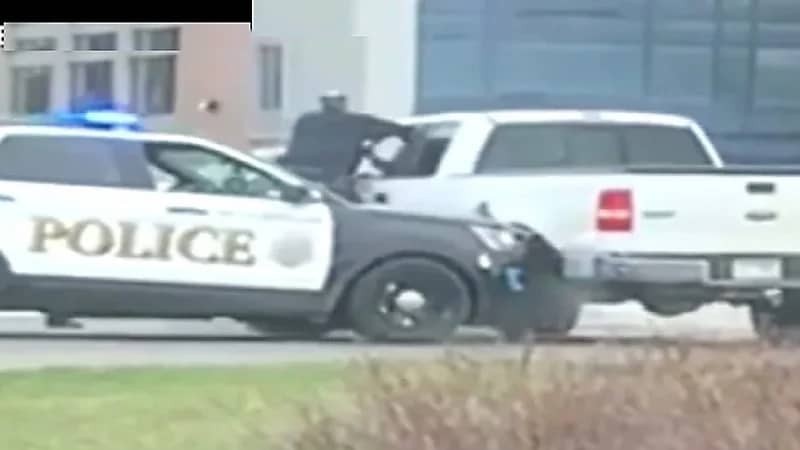 بالفيديو.. مطاردة مثيرة بين ضابط شرطة ومشبه به بسبب كمامة