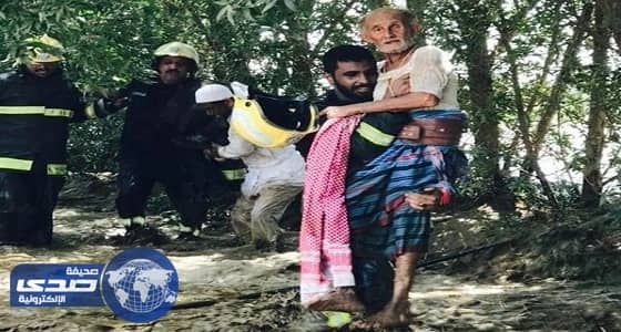 فرد من الدفاع المدني ينقذ مسنا