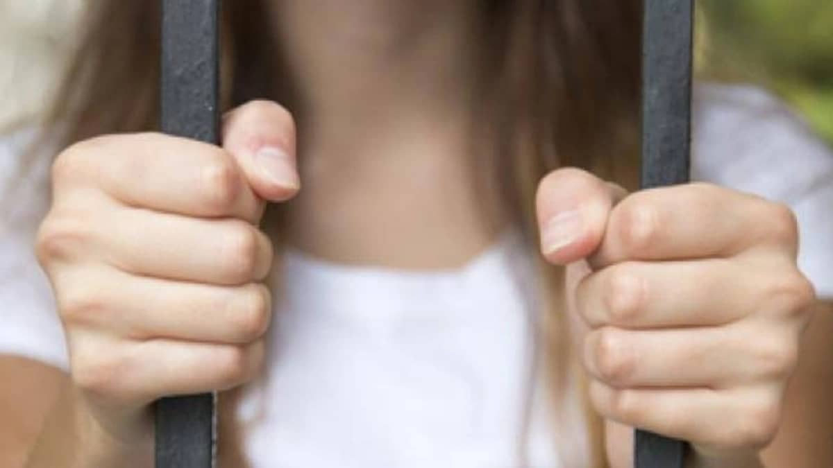 السجن ثلاث سنوات لامرأة زورت وفاتها هربًا من القضاء .. صورة