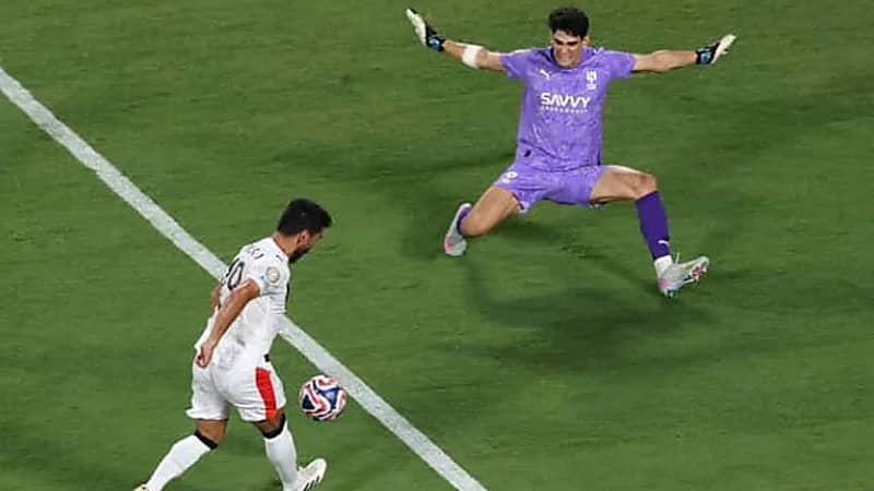 الهلال يقترب من تمديد عقد بونو حتى 2027