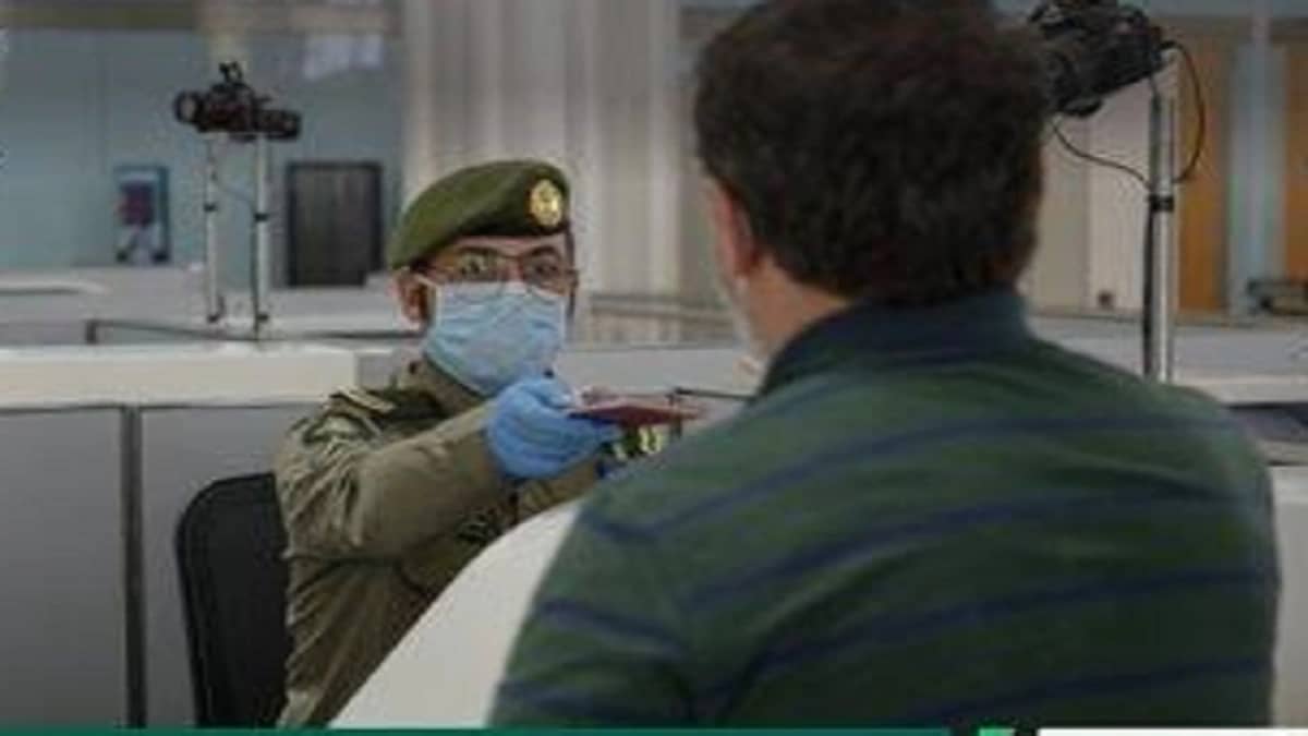 بالصور.. 321 معتمر تركي يغادرون المدينة المنورة إلى بلادهم