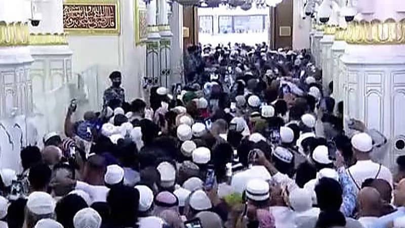 بالفيديو.. ازدحام للزائرين أثناء التقاط الصور التذكارية في الروضة الشريفة