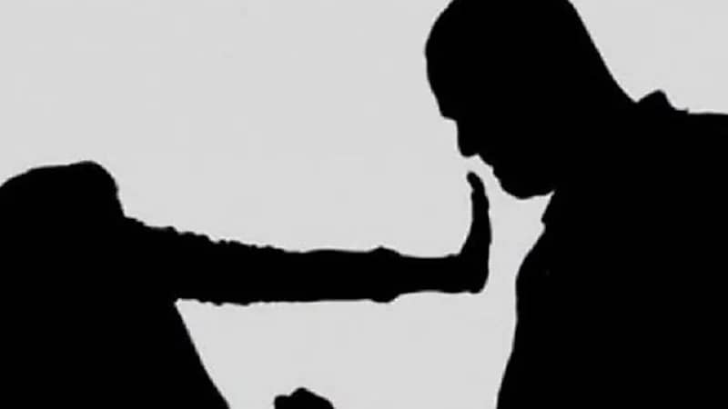 ضبط شاب لتحرشه بفتاه أثناء سيرها برفقة والدتها