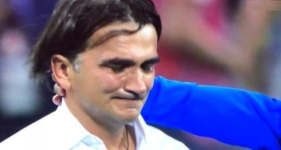 مدرب الهلال السابق يبكي لتأهل بلاده للنصف نهائي