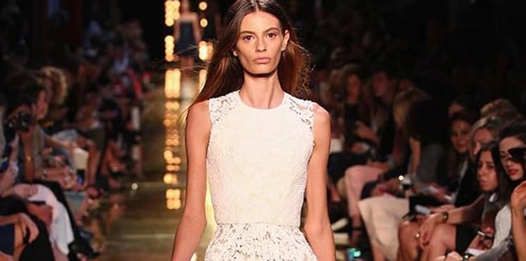 بالفيديو .. عارضة الأزياء التي تمتلك أطول ساقين في العالم