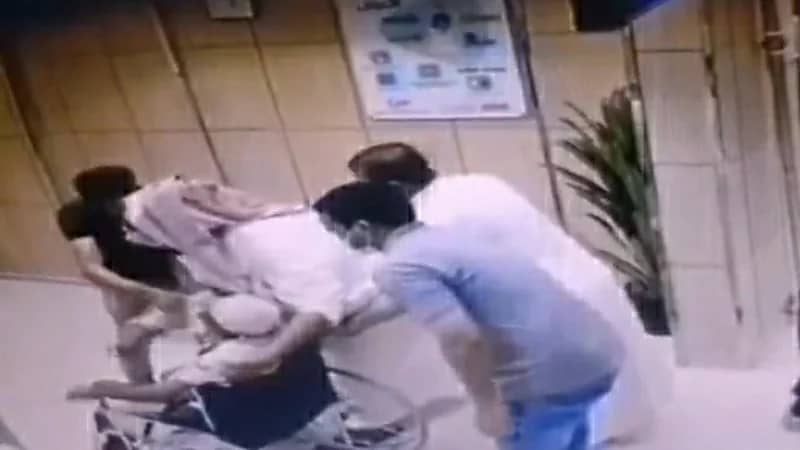 بالفيديو.. موظف استقبال ينقذ عامل من الموت في وادي الدواسر