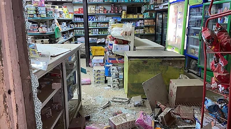 بالصور..إصابة 5 مدنيين إثر سقوط مقذوف عسكري أطلقه الحوثيون بجازان