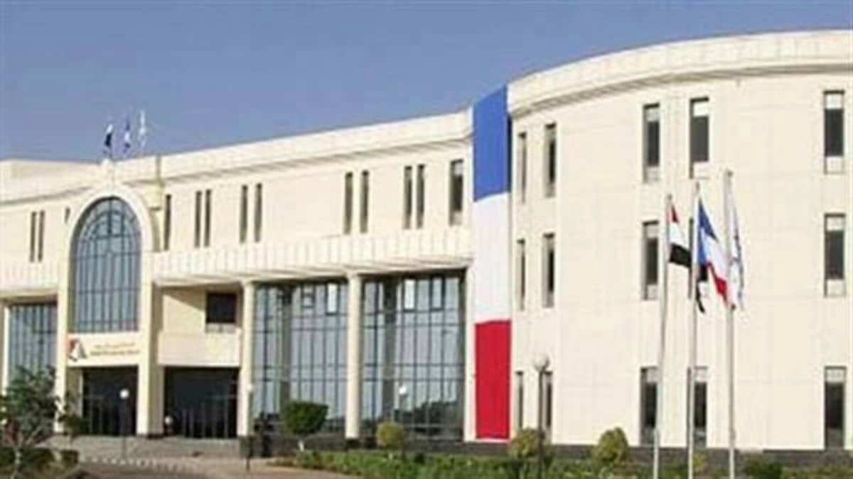 سفارة فرنسا بالقاهرة تدحض أكاذيب قناة الجزيرة حول الوباء القاتل  