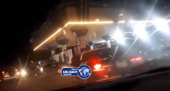 بالفيديو.. إنقطاع الكهرباء يفجر أزمة بمحطات الوقود على خط الساحل