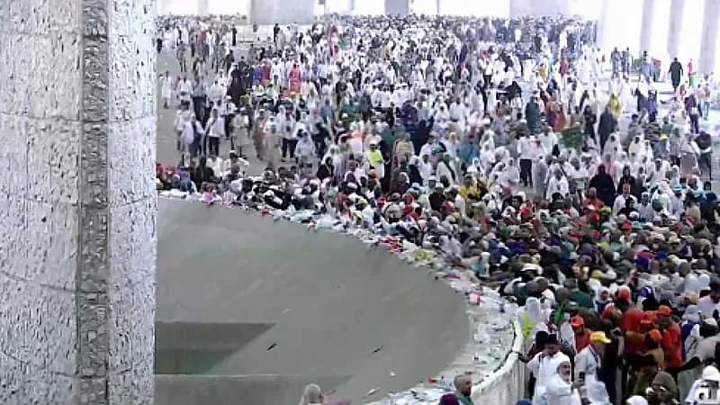 ضيوف الرحمن يرمون الجمرات الثلاث في ثاني أيام التشريق .. فيديو