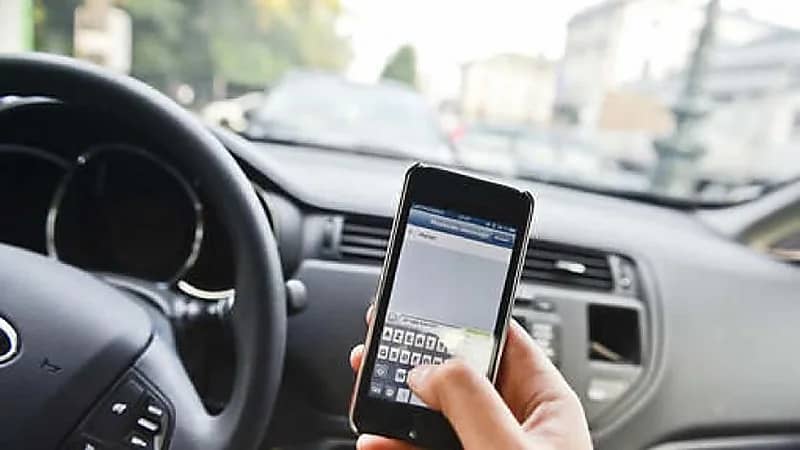 نصائح هامة لتفادي سرقة جوالك أثناء قيادة السيارة