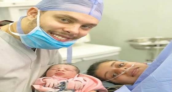 بعدما استغلا طفلتهما للتربح.. مشهوران يغادران بلادهما هربًا من العقوبة