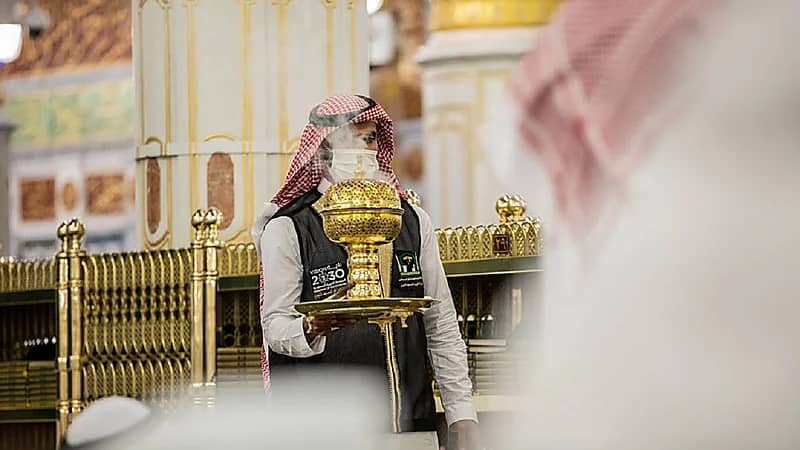 فيديو .. كيفية تطييب المسجد النبوي بأفخر أنواع العود والعطور في رمضان