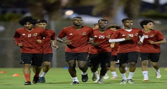 بالصور.. لاعبو الوحدة يواصلون تدريباتهم المسائية بملعب الجوهرة