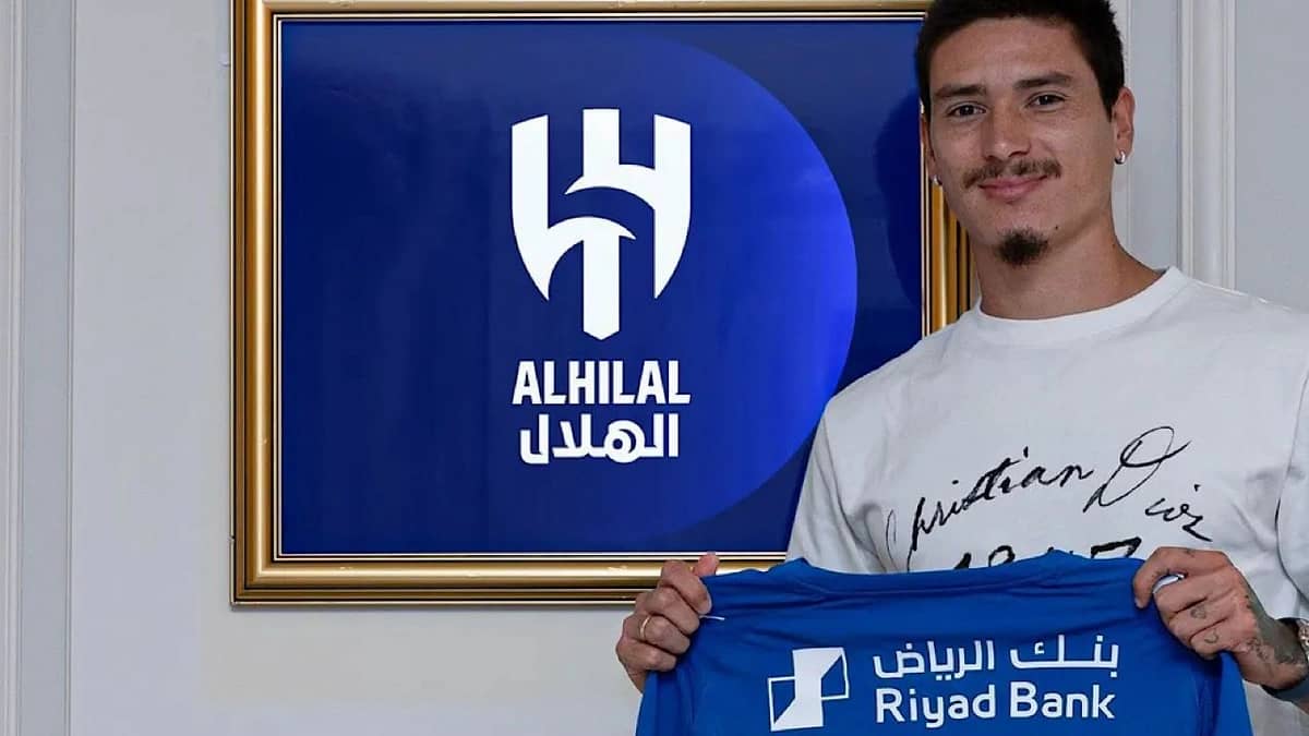 إصابة مزمنة في الركبة تهدد مسيرة داروين نونيز مع الهلال